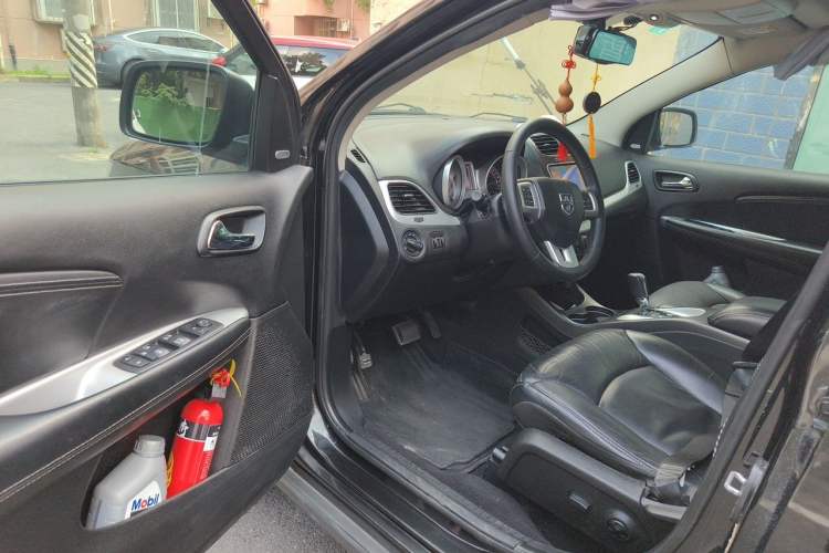 Used Dodge Journey 2013 2.4L Two-Wheel Drive Luxury Version Driver Seat