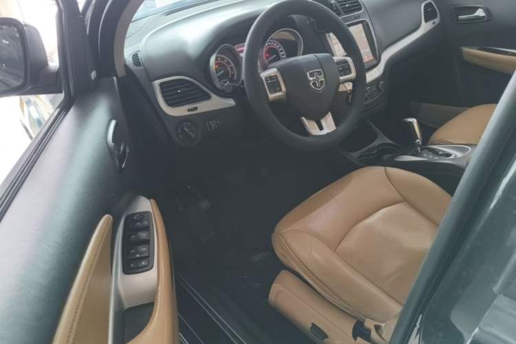 Used Dodge Journey 2013 2.4L Two-Wheel Drive Luxury Version Driver Seat