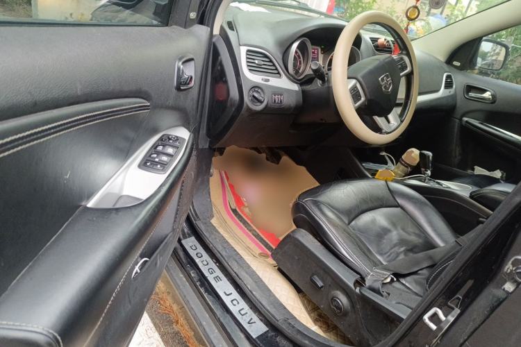 Used Dodge Journey 2013 2.4L Two-Wheel Drive Luxury Version Driver Seat
