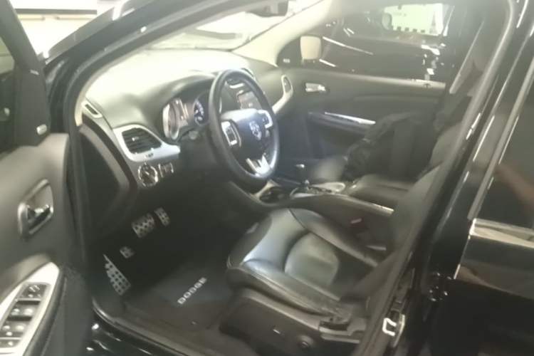 Used Dodge Journey 2013 2.4L Two-Wheel Drive Luxury Version Driver Seat