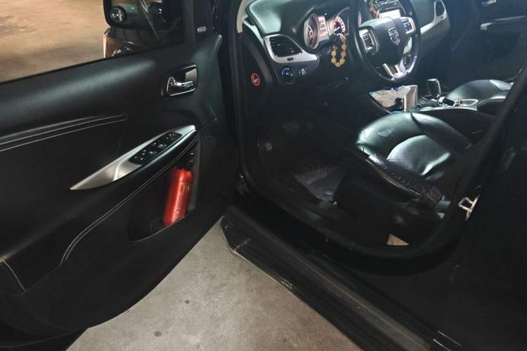Used Dodge Journey 2013 2.4L Two-Wheel Drive Luxury Version Driver Seat