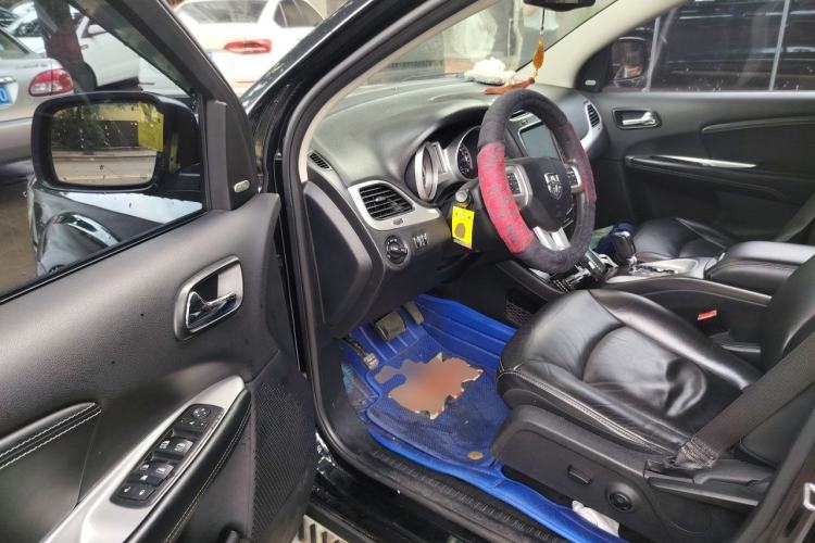 Used Dodge Journey 2013 2.4L Two-Wheel Drive Luxury Version Driver Seat
