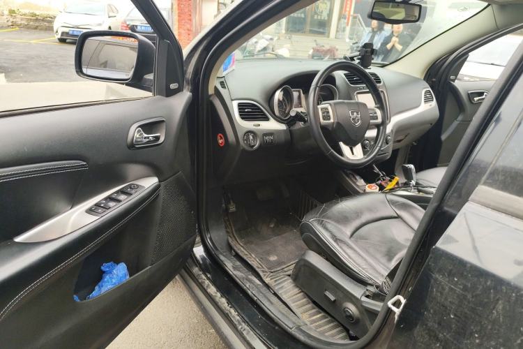Used Dodge Journey 2013 2.4L Two-Wheel Drive Luxury Version Driver Seat