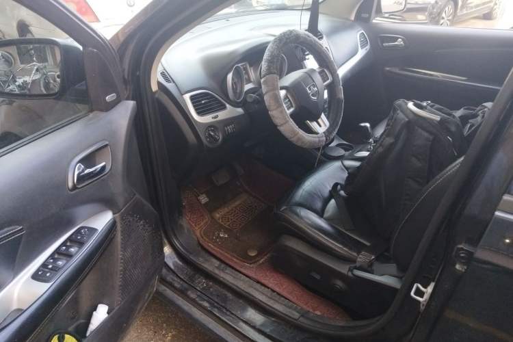 Used Dodge Journey 2013 2.4L Two-Wheel Drive Luxury Version Driver Seat