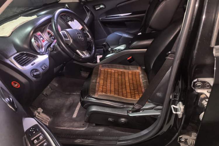 Used Dodge Journey 2013 2.4L Two-Wheel Drive Luxury Version Driver Seat