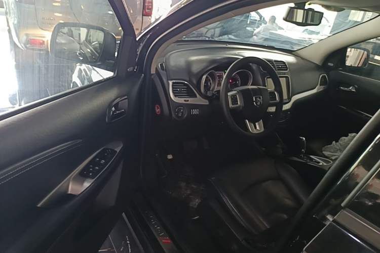 Used Dodge Journey 2013 2.4L Two-Wheel Drive Luxury Version Driver Seat