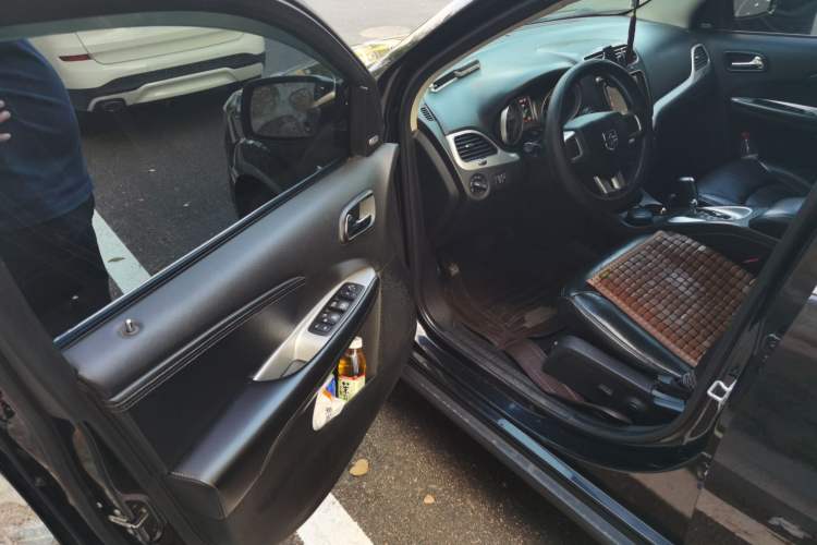 Used Dodge Journey 2013 2.4L Two-Wheel Drive Luxury Version Driver Seat