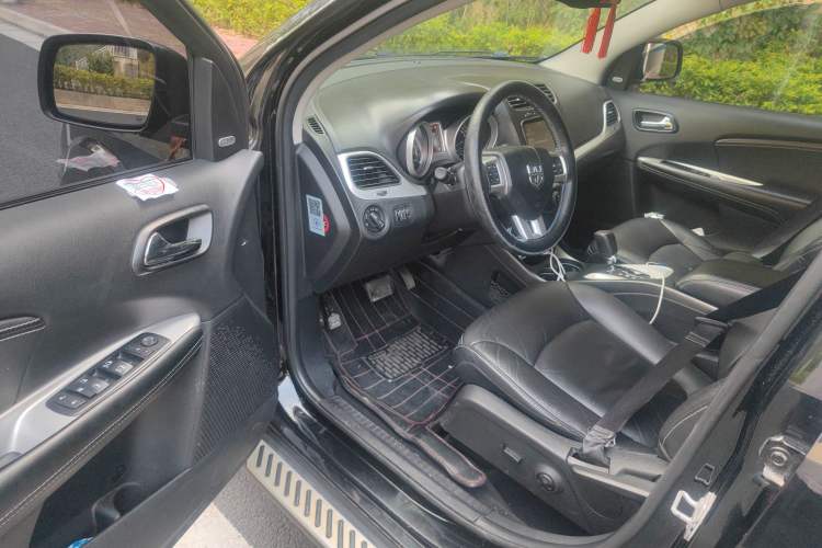 Used Dodge Journey 2013 2.4L Two-Wheel Drive Luxury Version Driver Seat