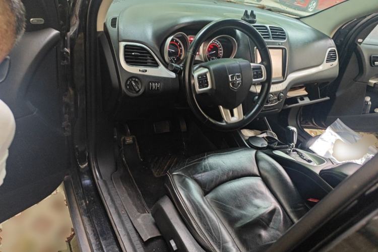 Used Dodge Journey 2013 2.4L Two-Wheel Drive Luxury Version Driver Seat