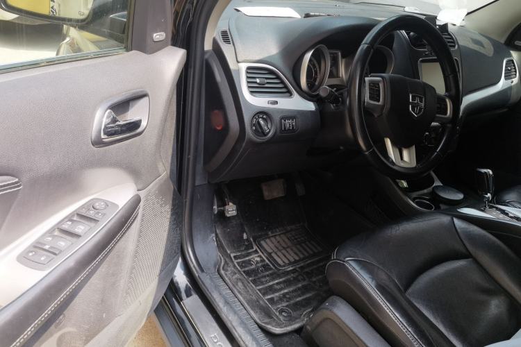 Used Dodge Journey 2013 2.4L Two-Wheel Drive Luxury Version Driver Seat