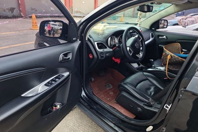 Used Dodge Journey 2013 2.4L Two-Wheel Drive Luxury Version Driver Seat