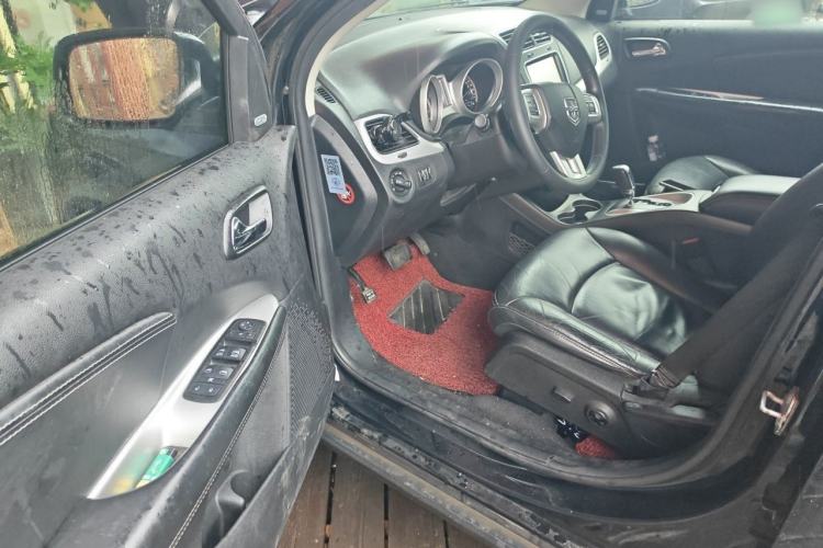 Used Dodge Journey 2013 2.4L Two-Wheel Drive Luxury Version Driver Seat
