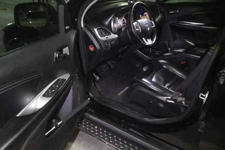 Used Dodge Journey 2013 2.4L Two-Wheel Drive Luxury Version Driver Seat
