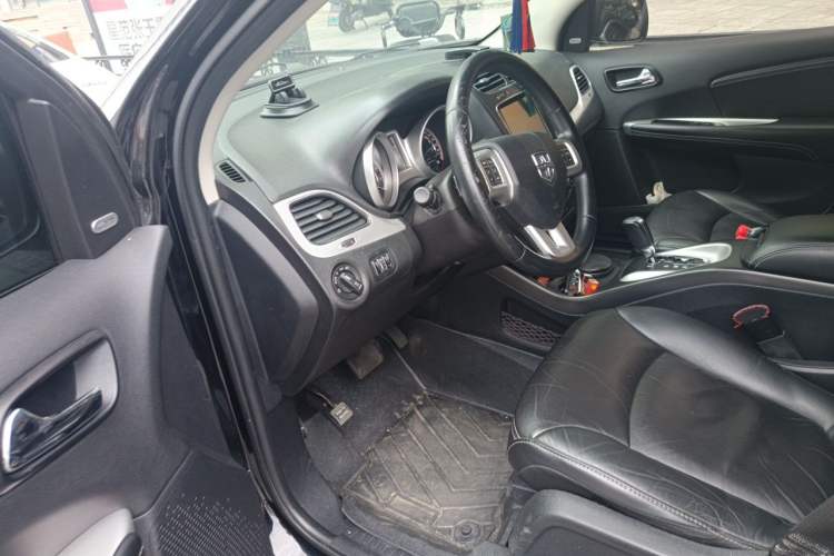 Used Dodge Journey 2013 2.4L Two-Wheel Drive Luxury Version Driver Seat