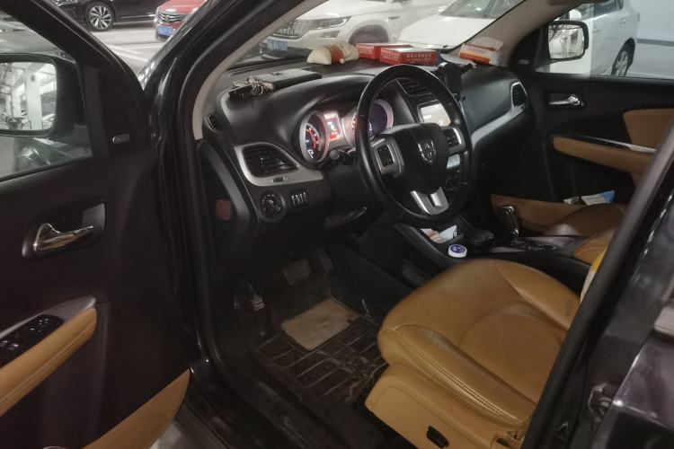Used Dodge Journey 2013 2.4L Two-Wheel Drive Luxury Version Driver Seat