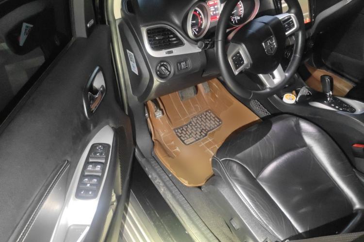 Used Dodge Journey 2013 2.4L Two-Wheel Drive Luxury Version Driver Seat