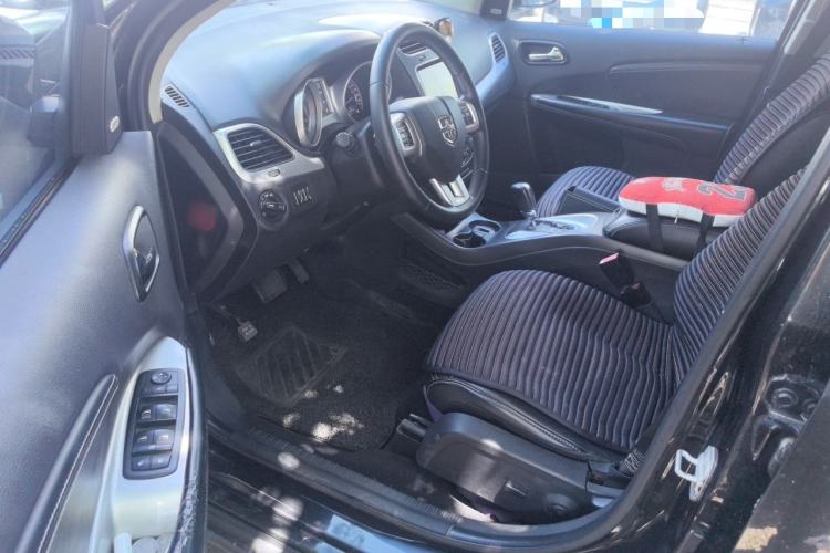 Used Dodge Journey 2013 2.4L Two-Wheel Drive Luxury Version Driver Seat