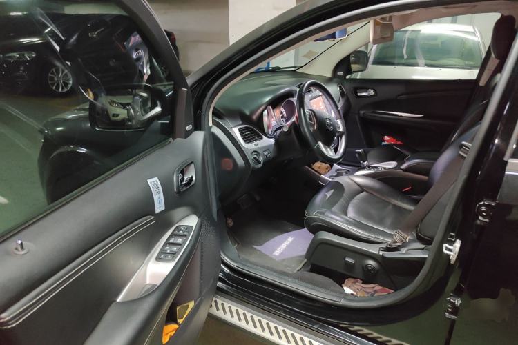 Used Dodge Journey 2013 2.4L Two-Wheel Drive Luxury Version Driver Seat