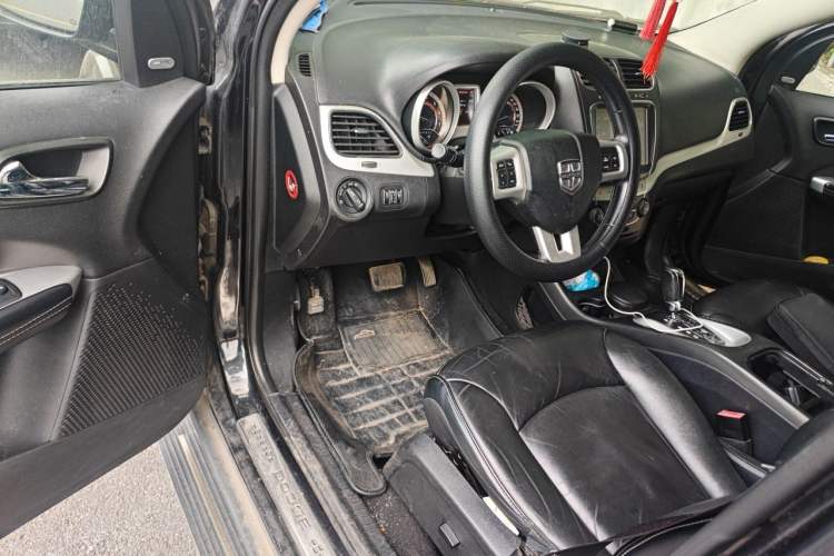 Used Dodge Journey 2013 2.4L Two-Wheel Drive Luxury Version Driver Seat
