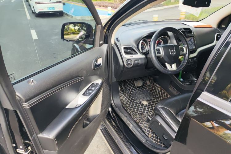 Used Dodge Journey 2013 2.4L Two-Wheel Drive Luxury Version Driver Seat