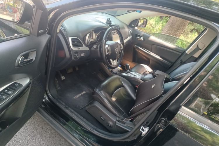 Used Dodge Journey 2013 2.4L Two-Wheel Drive Luxury Version Driver Seat