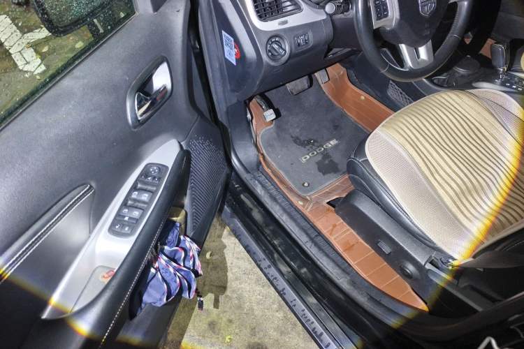 Used Dodge Journey 2013 2.4L Two-Wheel Drive Luxury Version Driver Seat