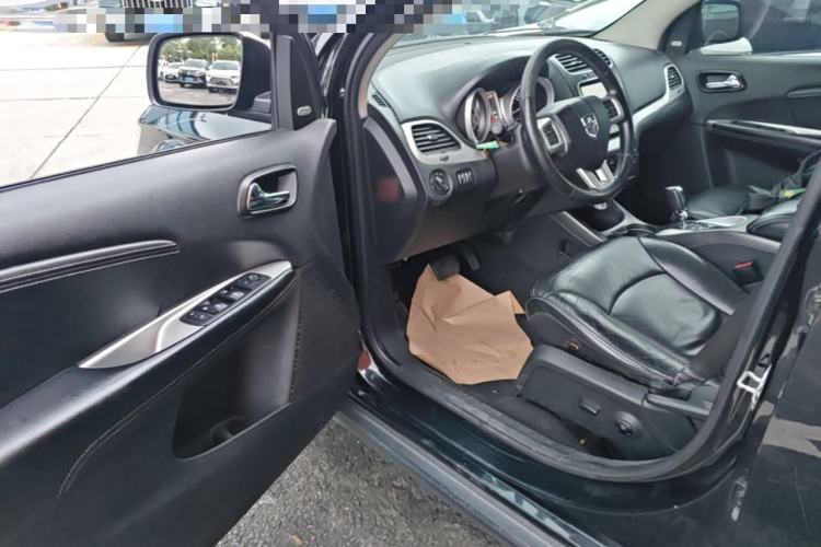 Used Dodge Journey 2013 2.4L Two-Wheel Drive Luxury Version Driver Seat