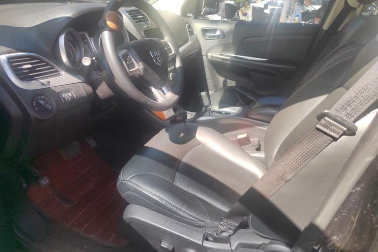 Used Dodge Journey 2013 2.4L Two-Wheel Drive Luxury Version Driver Seat