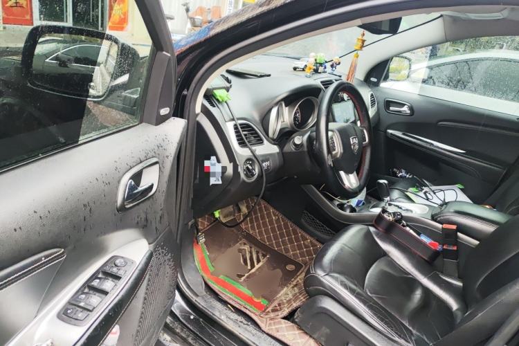 Used Dodge Journey 2013 2.4L Two-Wheel Drive Luxury Version Driver Seat