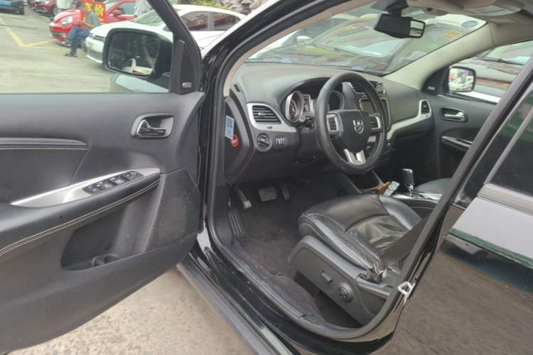 Used Dodge Journey 2013 2.4L Two-Wheel Drive Luxury Version Driver Seat