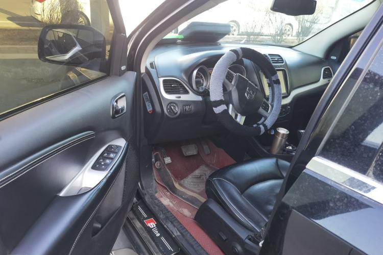 Used Dodge Journey 2013 2.4L Two-Wheel Drive Luxury Version Driver Seat