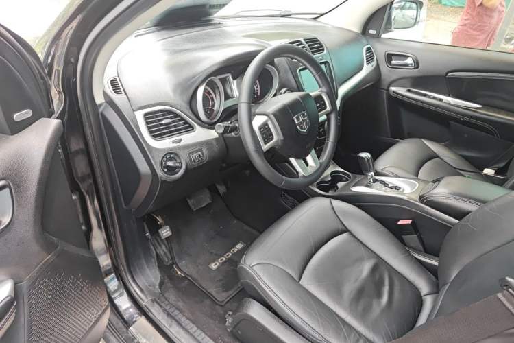 Used Dodge Journey 2013 2.4L Two-Wheel Drive Luxury Version Driver Seat