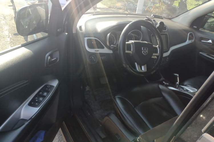 Used Dodge Journey 2013 2.4L Two-Wheel Drive Luxury Version Driver Seat