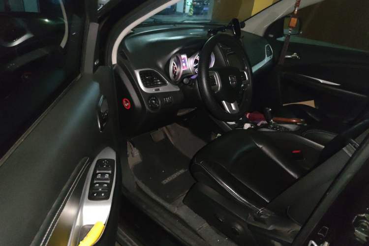 Used Dodge Journey 2013 2.4L Two-Wheel Drive Luxury Version Driver Seat