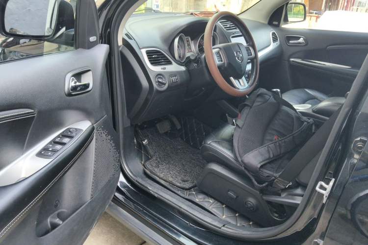 Used Dodge Journey 2013 2.4L Two-Wheel Drive Luxury Version Driver Seat
