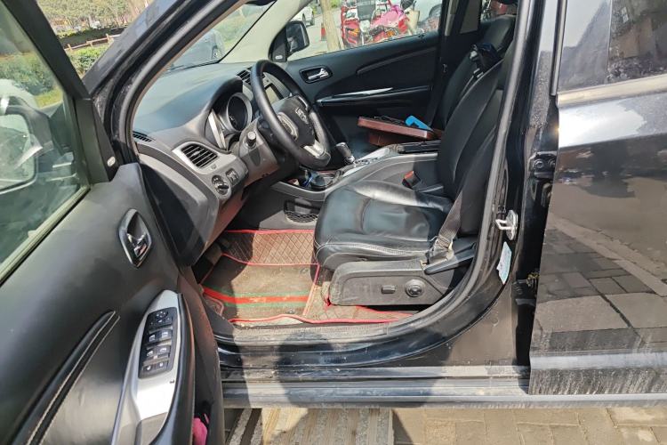 Used Dodge Journey 2013 2.4L Two-Wheel Drive Luxury Version Driver Seat