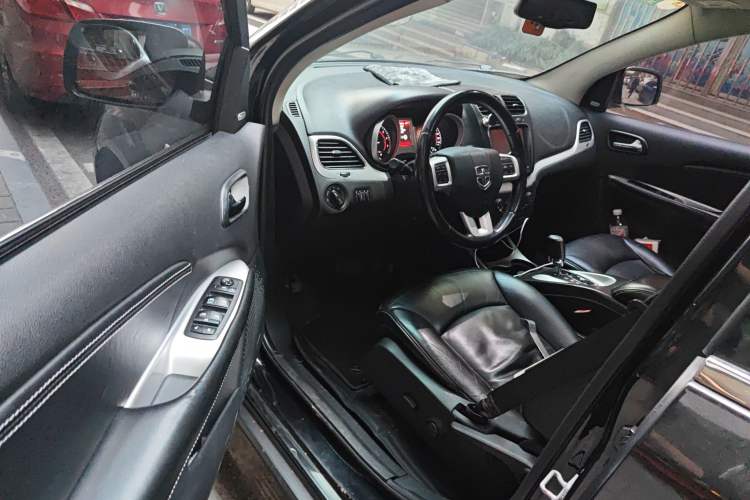 Used Dodge Journey 2013 2.4L Two-Wheel Drive Luxury Version Driver Seat