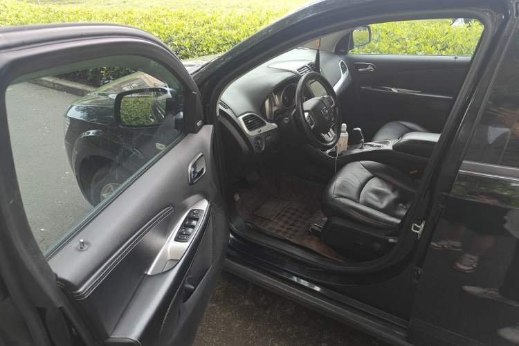 Used Dodge Journey 2013 2.4L Two-Wheel Drive Luxury Version Driver Seat