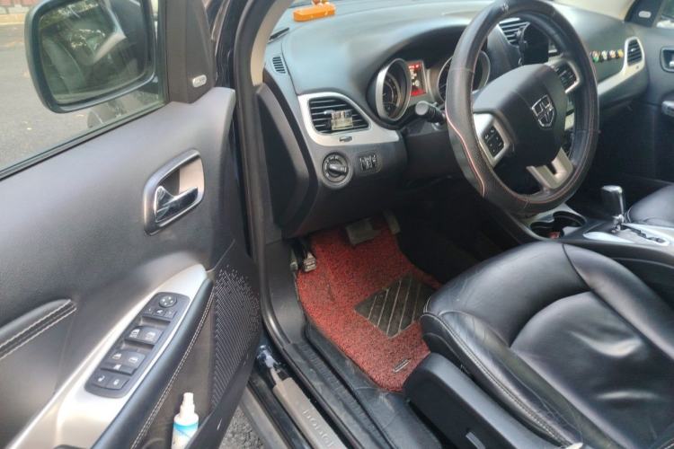 Used Dodge Journey 2013 2.4L Two-Wheel Drive Luxury Version Driver Seat