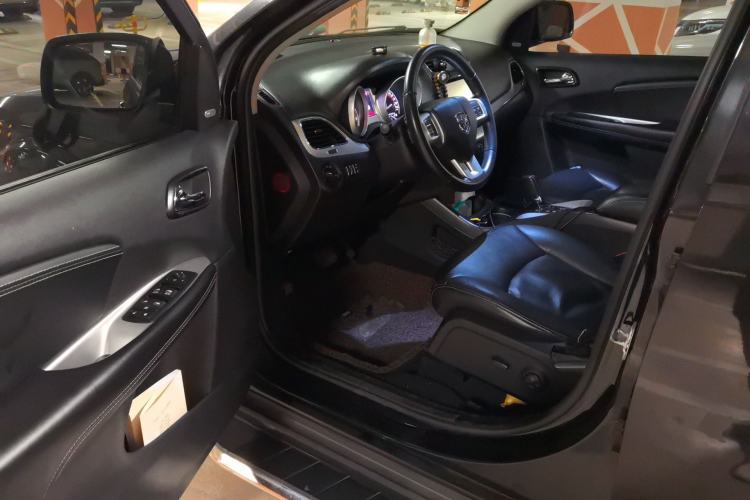 Used Dodge Journey 2013 2.4L Two-Wheel Drive Luxury Version Driver Seat