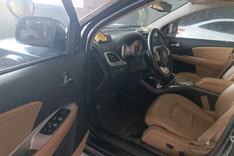 Used Dodge Journey 2013 2.4L Two-Wheel Drive Luxury Version Driver Seat
