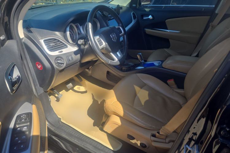 Used Dodge Journey 2013 2.4L Two-Wheel Drive Luxury Version Driver Seat