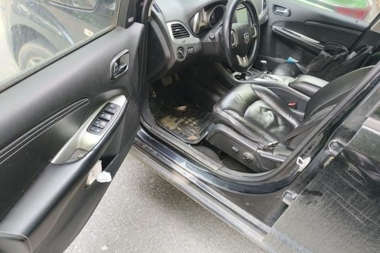 Used Dodge Journey 2013 2.4L Two-Wheel Drive Luxury Version Driver Seat