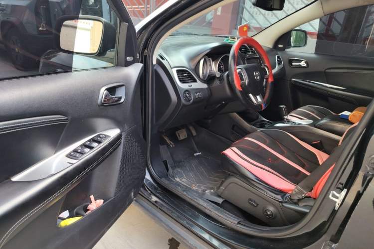Used Dodge Journey 2013 2.4L Two-Wheel Drive Luxury Version Driver Seat