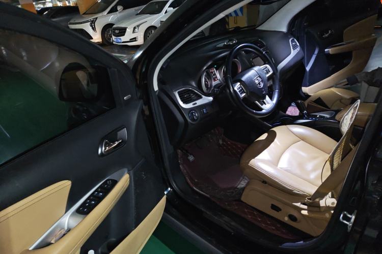 Used Dodge Journey 2013 2.4L Two-Wheel Drive Luxury Version Driver Seat
