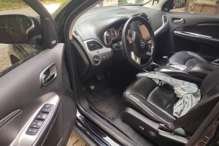 Used Dodge Journey 2013 2.4L Two-Wheel Drive Luxury Version Driver Seat