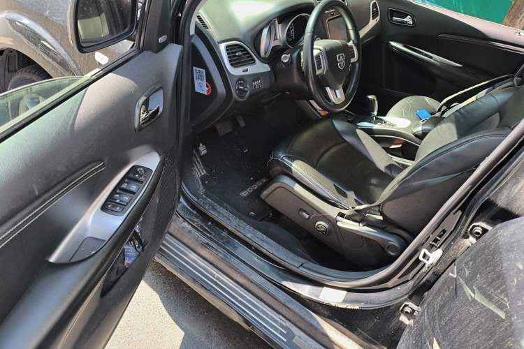 Used Dodge Journey 2013 2.4L Two-Wheel Drive Luxury Version Driver Seat