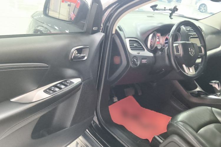 Used Dodge Journey 2013 2.4L Two-Wheel Drive Luxury Version Driver Seat