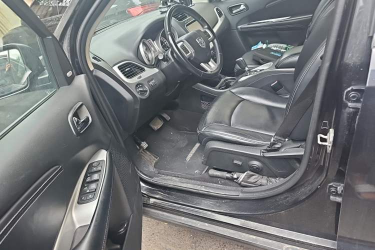 Used Dodge Journey 2013 2.4L Two-Wheel Drive Luxury Version Driver Seat