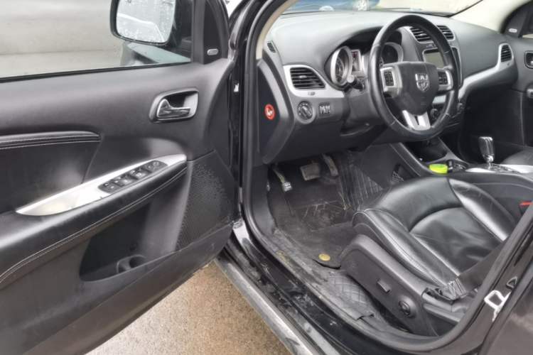 Used Dodge Journey 2013 2.4L Two-Wheel Drive Luxury Version Driver Seat